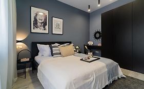 Chic Black & White 2Br Retreat On Dambovitei