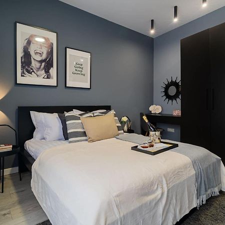 Chic Black & White 2Br Retreat On Dambovitei Bucharest Exterior photo