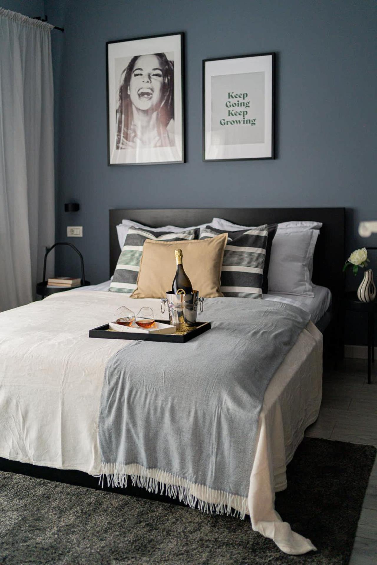 Chic Black & White 2Br Retreat On Dambovitei Bucharest Exterior photo