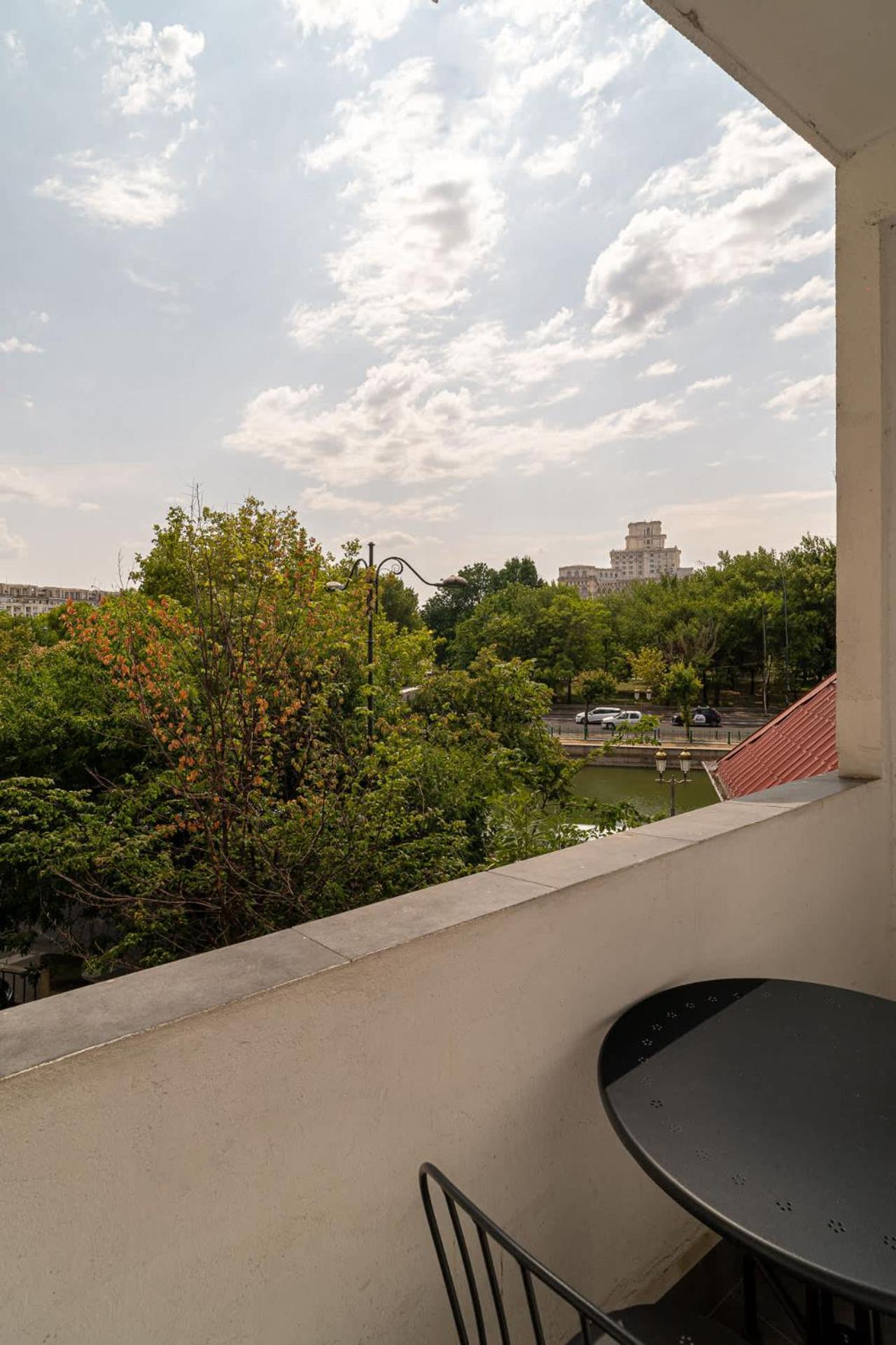 Chic Black & White 2Br Retreat On Dambovitei Bucharest Exterior photo